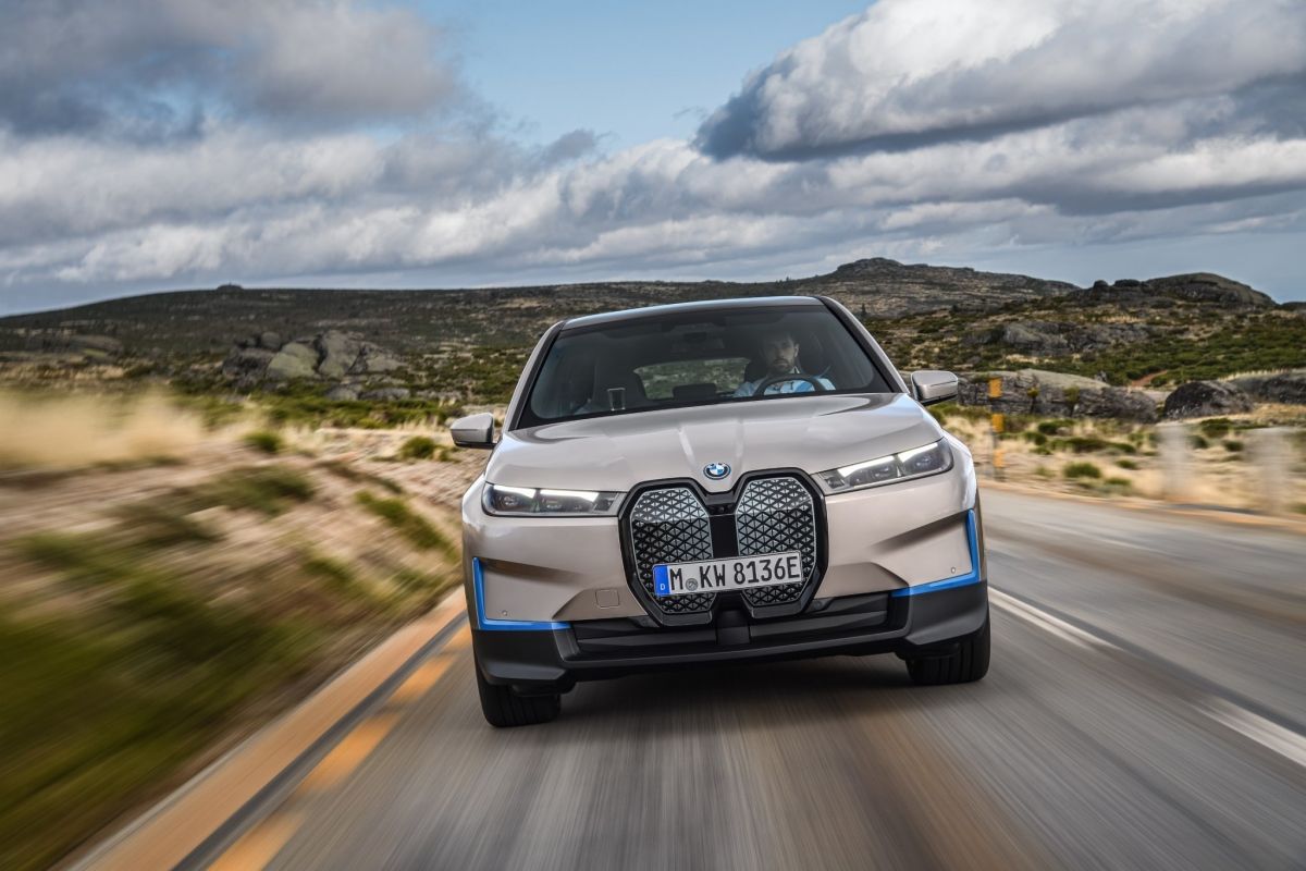 Katrai piektajai BMW automašīnai līdz 2023. gadam būs elektromotors