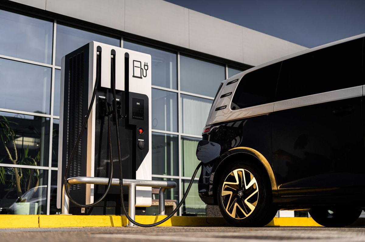 Volkswagen and Audi Dealerships in Baltic States Sign Cooperation Agreement with Elektrum for Electric Car Charging Infrastructure