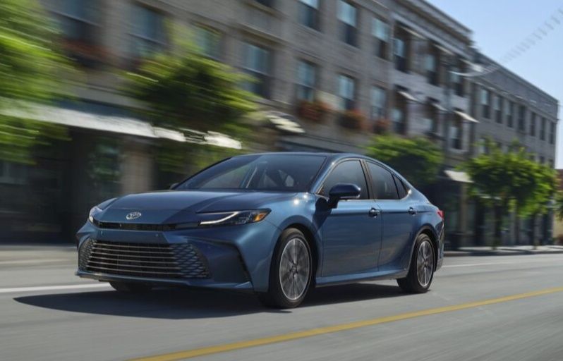 New Toyota Camry Sedan: Upgraded Features and Hybrid Drive