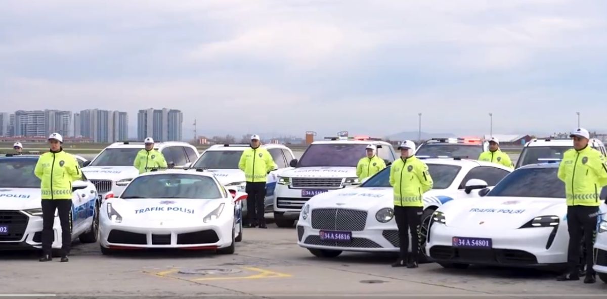 Turkish Trafik Polisi Adds Bentley and Ferrari to 23 Car Fleet