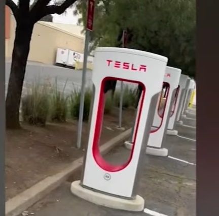 泥棒はテスラ スーパーチャージャー ステーションのその他の利点を発見します
