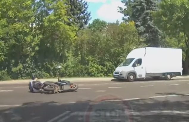 Scooter driver causes an accident and receives a tremendous (+ VIDEO)