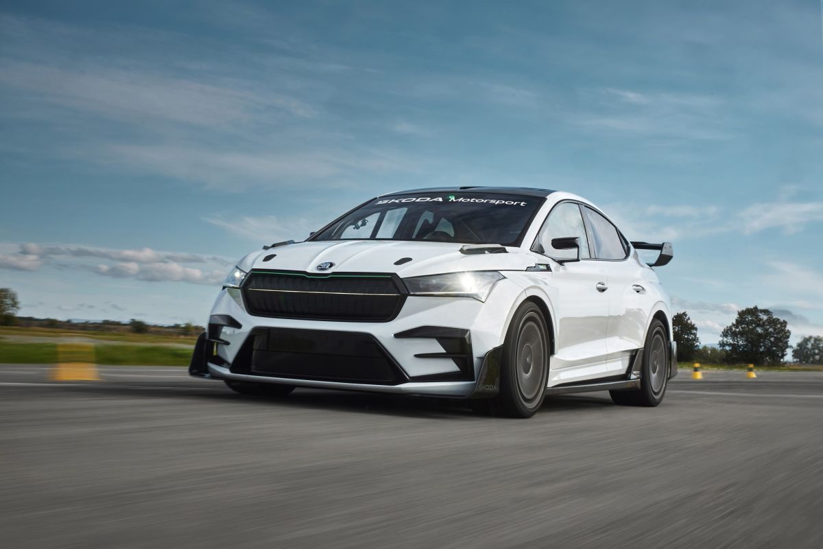 シュコダが Enyaq ラリーモデルをデモンストレーション (+ 写真)