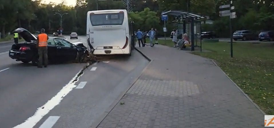 Chrysler Driver Faints From Heat and Crashes Into Stopped Bus
