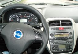 Esot Berlīnē noīrējām auto, lai pavizinātos arī ārpus pilsētas. Iegadījās jauns melns Fiat Grande Punto. Mazais melnais 5durvju kompaktnieks ir aprīkots ar 1.4 litru bendzīna dzinēju, dalīto klimatkon