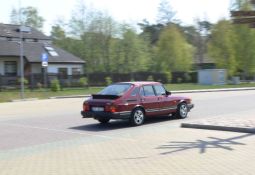 1993.gada, pa dārgo stāvēja Eiroautodotcom placī... Nu ... tā kā biju plānojis tērēt cita/ „jauna” auto iegādei krietni vairāk, tad nospriedu... ņemšu tomēr mīklu un veidošu! ;D Rezultāts – SAABs man 