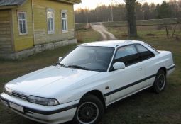 Mazda 626 Coupe. 1988. 2.0 benzīns 118Zs. Esmu ar šo auto 3 gadu laikā nobraucis 100 000. Domāju šāda ilga ekspluatācija ļauj daudz maz objektīvi novērtēt šo auto. Ir braukts gan pa Latviju, gan tuvēj