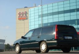 Auto iegādājos pirms gada, par 2000e nobraukums 235000km (domāju atbilst patiesībai) dzinējs 2,4l 10v benzīns , 103kw/144Zs ,mehāniskā Degvielas patēriņš: Pilsētā – 12,5-13,0 L/100km Šoseja – 7,5-8.0 