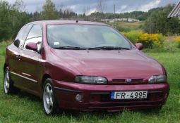 Nav jau vairs diezko aktuāls auto, bet tā kā par šo modeli nav neviena ieraksta, tad nolēmu pastāstīt. Manās rokās nokļuva pirms kāda pusotra gada, nobraucis esmu kautkur 30 tūkstošus. Pirms tam itkā 