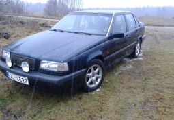Ar Opeļiem un Golfiem braukt noguru un gribējās kaut ko ērtāku-siltāku, tāpēc meklēju kādu Audi B4 vai A4. Bet par cik tuvākajā apkārtnē nekas prātīgs par 1100 eirām nebija, nejauši vienā placī uzgāju