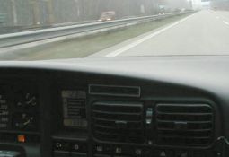 Nu sveiki, tauta! Noleemu uzrakstiit nelielu aprakstu par savu autinju. Shis konkreetais modelis ir Opel Omega A3000, evo500, 3.0, v6 24v. Iegaadaajos mashiinu Klaipeedaa pa 1500 eur. Un notika tas 20