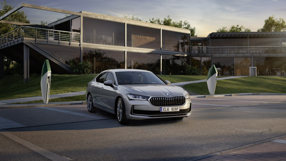 Škoda Superb Liftback Hybrid: 120 km Electric Range, 204 HP, and Fast Charging