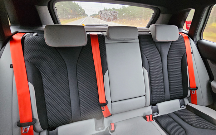 Attēls, kurā ir automašīna, auto sēdeklis, auto sēdekļa pārvalks, drošības josta
</p><p>Mākslīgā intelekta ģenerēts saturs var būt nepareizs.