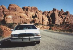 Shii mashiina ir viena no peedeejaam saskareem ar "iistu Ameeriku" :) Respektiivi '96. gads Ameerikaa bija gads kad tika izlaisti peedeejie iisti "full size" automobilji. Peedeejie iisti komfortablie 