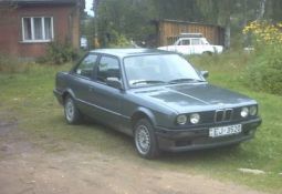 Tika iegādāts 2004.g vasaras vidū pa 900Eirām. Protams biju dzirdējis ka ar 1.8 neiet utt, bet man par pārsteigumu iet visai ņipri.. Apdzīšana ir ātra, tik jāmin grīdā. Salons negrab, ir diezgan kluss