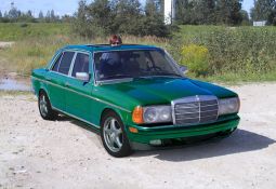 Sveicināti! Vēlos pastāstīt par savu auto. MB w123, 1982.gada izlaidums ar 2.4 dīzeli un manuālo kārbu. Aprīkojumā ir gaišs pusādas salons, lūka, lukturu korekcija no salona, viegli ietonēti aizmugurē