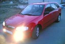 Pagājušā gadā nopirku Mazda 323F, 2000. gada, 2,0TDi 16V. Nav iekšā nekādu ekstru kā klimata kontrole (bet ir kondicionieris), borta kompjūters (tikai divi papildus noskrējiena skaitītāji, kurus var n